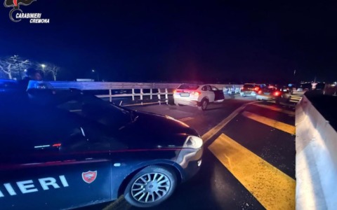 Fuga folle dopo l’alt: ignora il rosso e rischia grosso per sfuggire ai Carabinieri