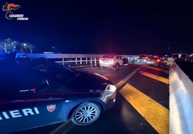 Fuga folle dopo l’alt: ignora il rosso e rischia grosso per sfuggire ai Carabinieri