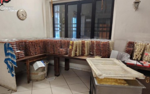 Nello stabile dichiarato inagibile un laboratorio abusivo di pasticceria: sequestrati 500 kg di materie prime alimentari
