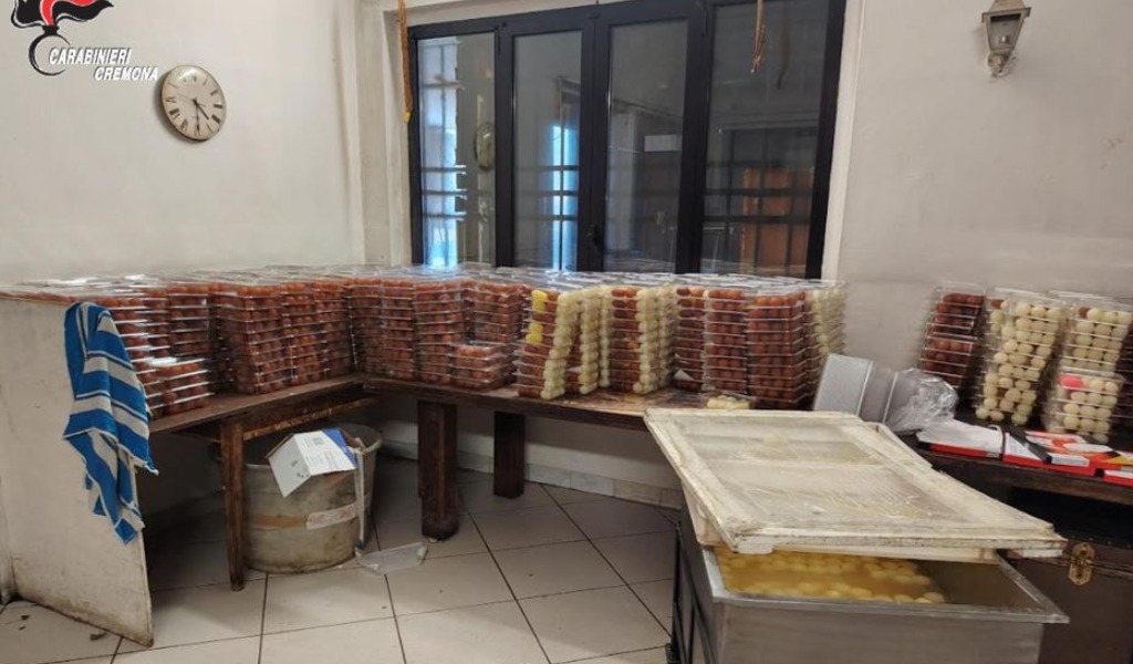 Nello stabile dichiarato inagibile un laboratorio abusivo di pasticceria: sequestrati 500 kg di materie prime alimentari