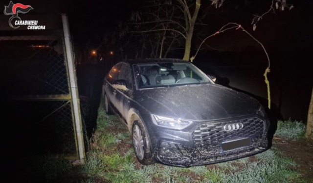 Audi rubata intercettata a Crema: dopo inseguimento il conducente riesce a fuggire nei campi