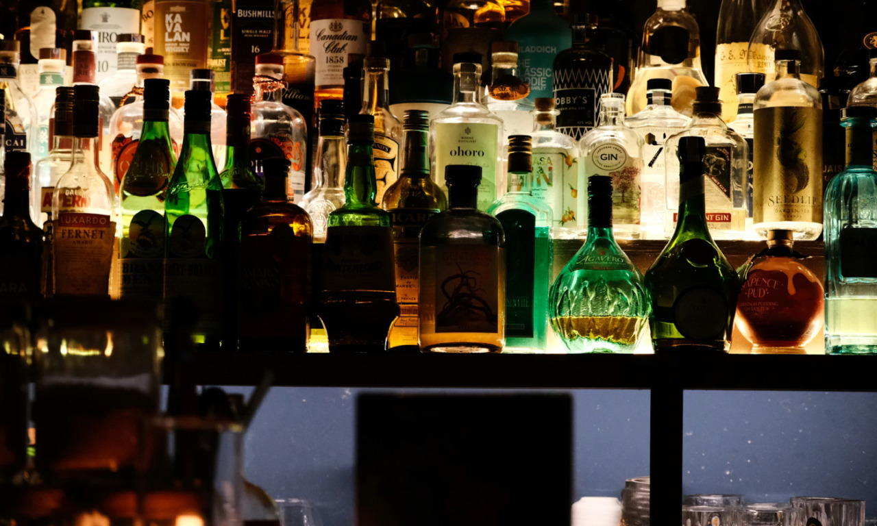 Ruba bottiglie di alcolici e contanti in un bar di Cremona, denunciato ladro 54enne