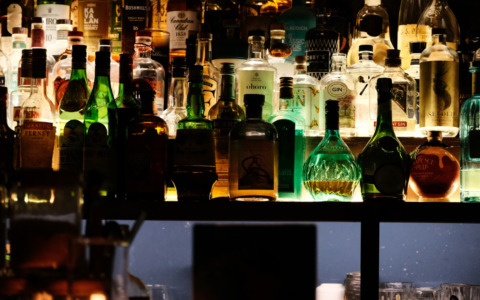 Ruba bottiglie di alcolici e contanti in un bar di Cremona, denunciato ladro 54enne