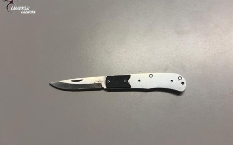 Denunciato 51enne a Offanengo: trovato in possesso di un coltello a serramanico