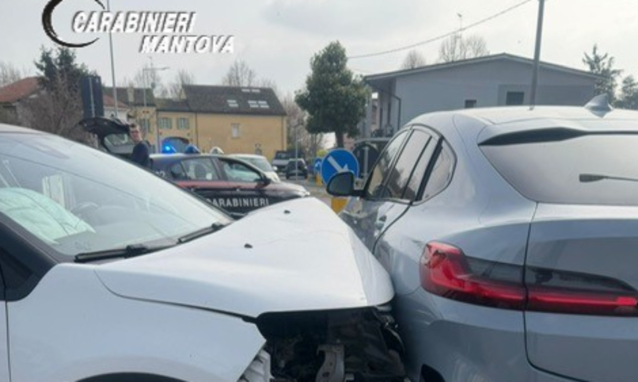 Scontro tra due auto nel Mantovano, ferito anche un 21enne di Cremona