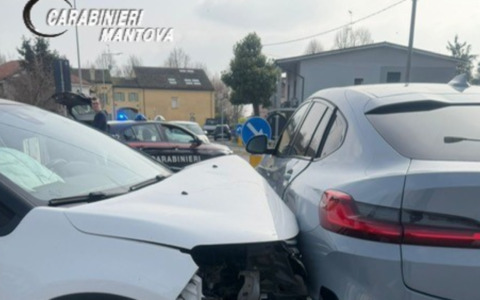 Scontro tra due auto nel Mantovano, ferito anche un 21enne di Cremona
