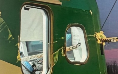 Finestrino della cabina del treno sfondato da una sbarra di ferro: feriti macchinista e capotreno