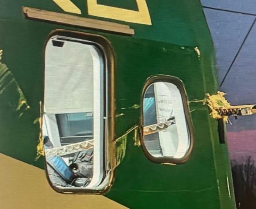 Finestrino della cabina del treno sfondato da una sbarra di ferro: feriti macchinista e capotreno