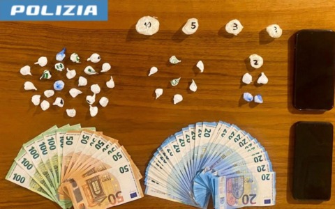 Fratelli sorpresi nei boschi con cocaina e contanti: arrestati in flagranza