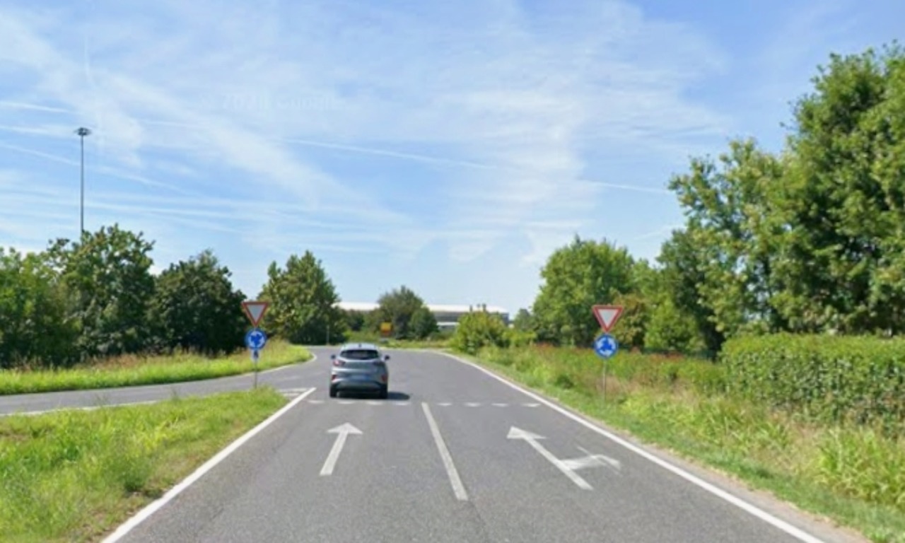 Perde il controllo del veicolo e finisce fuori strada: una 30enne in ospedale in elisoccorso