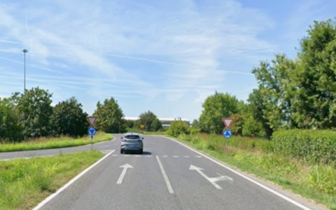 Perde il controllo del veicolo e finisce fuori strada: una 30enne in ospedale in elisoccorso