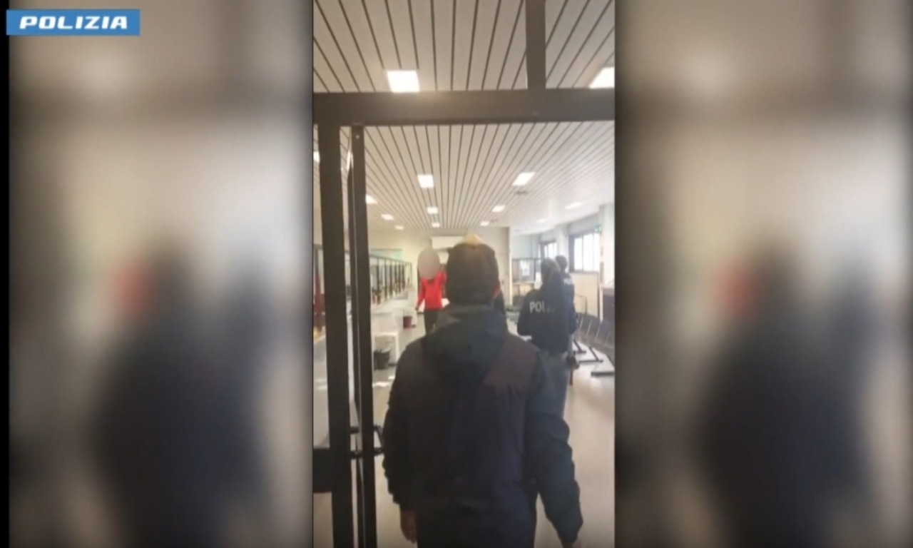 Assalto alla Motorizzazione: “Vi ammazzo tutti”. Poliziotta ferita durante l’aggressione armata