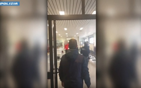 Assalto alla Motorizzazione: “Vi ammazzo tutti”. Poliziotta ferita durante l’aggressione armata