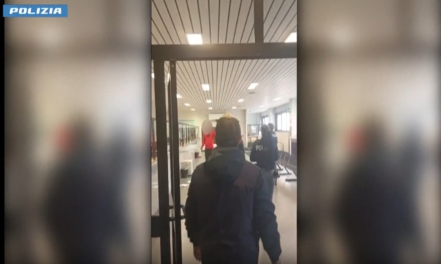 Assalto alla Motorizzazione: “Vi ammazzo tutti”. Poliziotta ferita durante l’aggressione armata