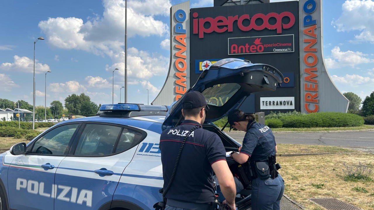 Tenta il furto di vestiti al Cremona Po: bloccata e allontanata con foglio di via