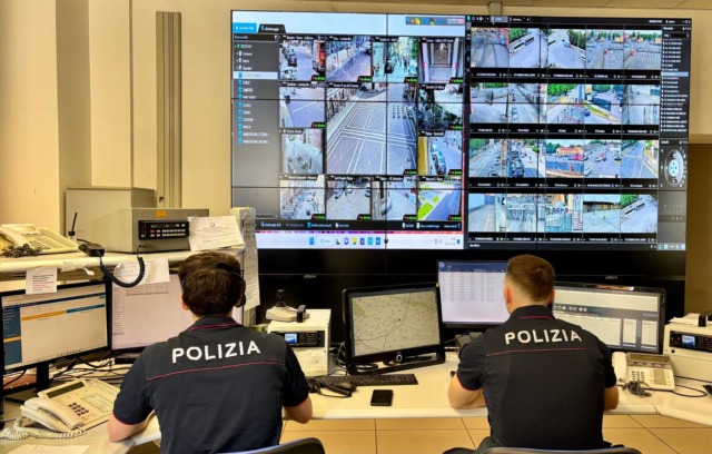 Auto venduta su Facebook con assegno falso: Mercedes sequestrata in Slovenia