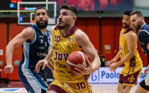 Juvi Ferraroni dominante: Roseto travolta 93-62, play-in sempre più vicini