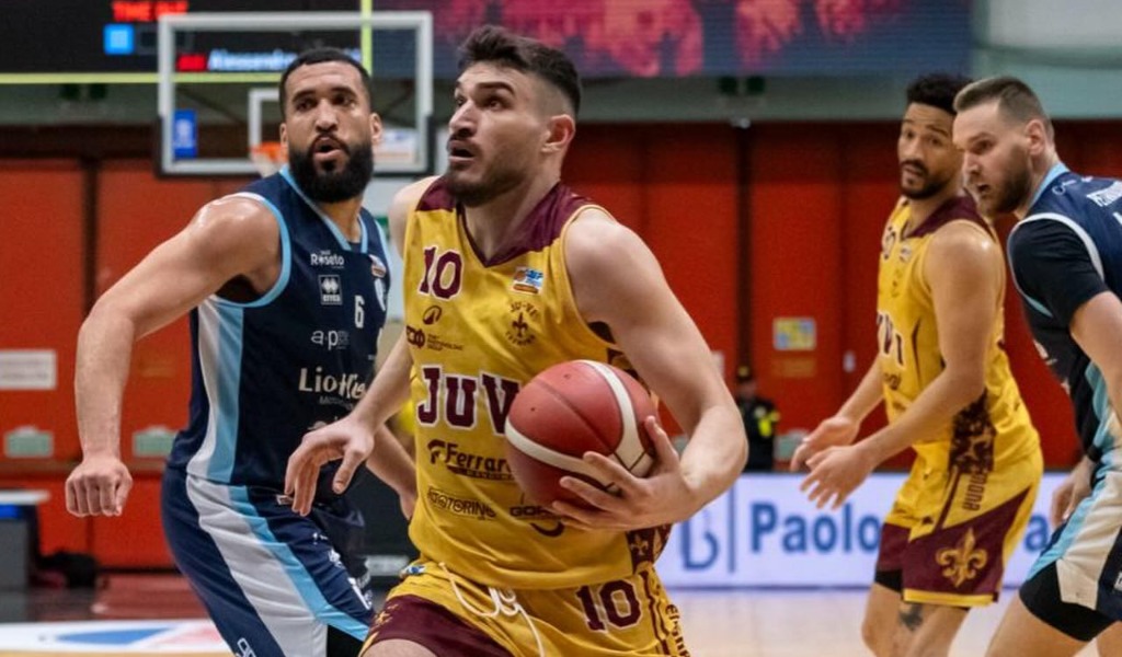 Juvi Ferraroni dominante: Roseto travolta 93-62, play-in sempre più vicini