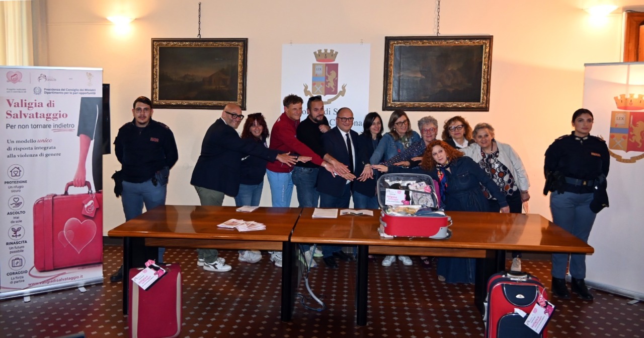 Violenza di genere: la Questura di Cremona consegna le prime valigie di salvataggio