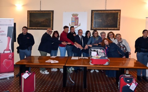 Violenza di genere: la Questura di Cremona consegna le prime valigie di salvataggio