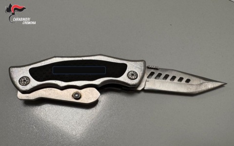 Fermato sulla Paullese con hashish e un coltello: denunciato un 19enne