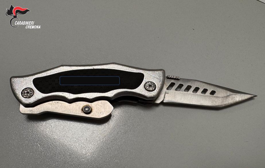 Fermato sulla Paullese con hashish e un coltello: denunciato un 19enne