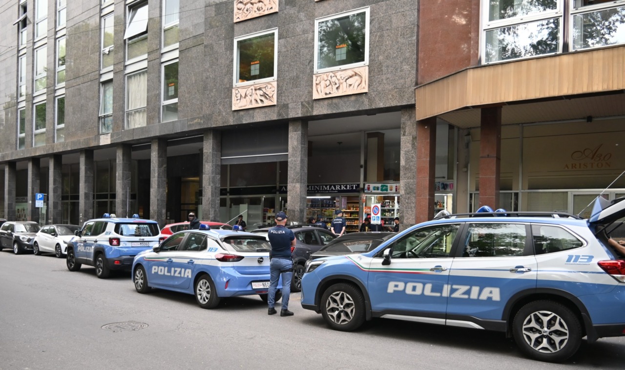 Controlli straordinari in Piazza Roma: la Polizia setaccia il centro città