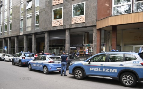 Controlli straordinari in Piazza Roma: la Polizia setaccia il centro città