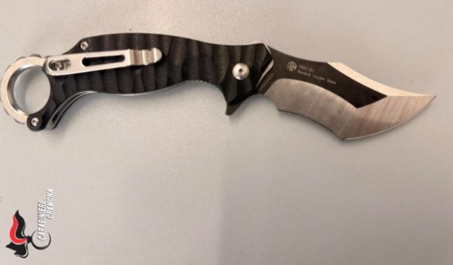 Fermati per un controllo sulla Paullese: in auto spunta un coltello a serramanico