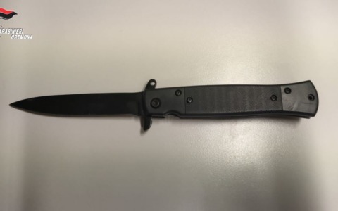 Coltello nascosto nella tracolla: denunciato un 32enne fermato nella notte