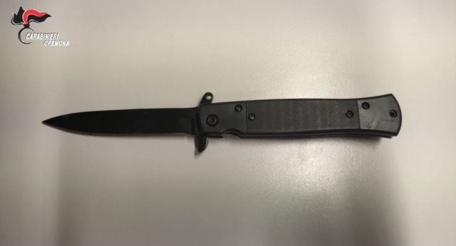 Coltello nascosto nella tracolla: denunciato un 32enne fermato nella notte