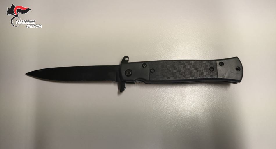 Coltello nascosto nella tracolla: denunciato un 32enne fermato nella notte