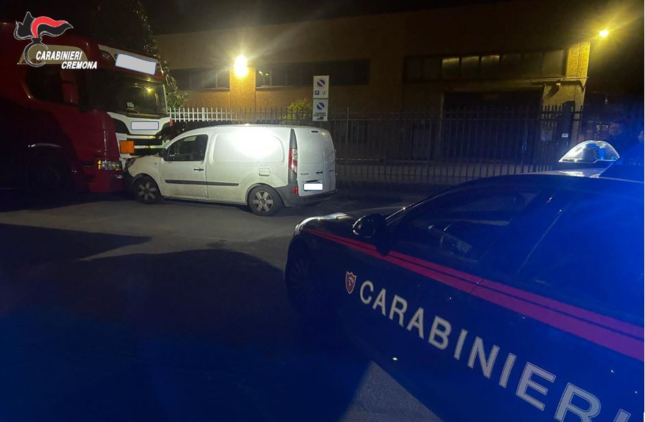 Carabinieri recuperano un furgone rubato carico di tre quintali di rame