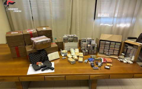 Sequestrati quasi due quintali di hashish e una pistola: arrestato ventenne