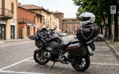 Furto di un casco a Pandino, identificato e denunciato il responsabile