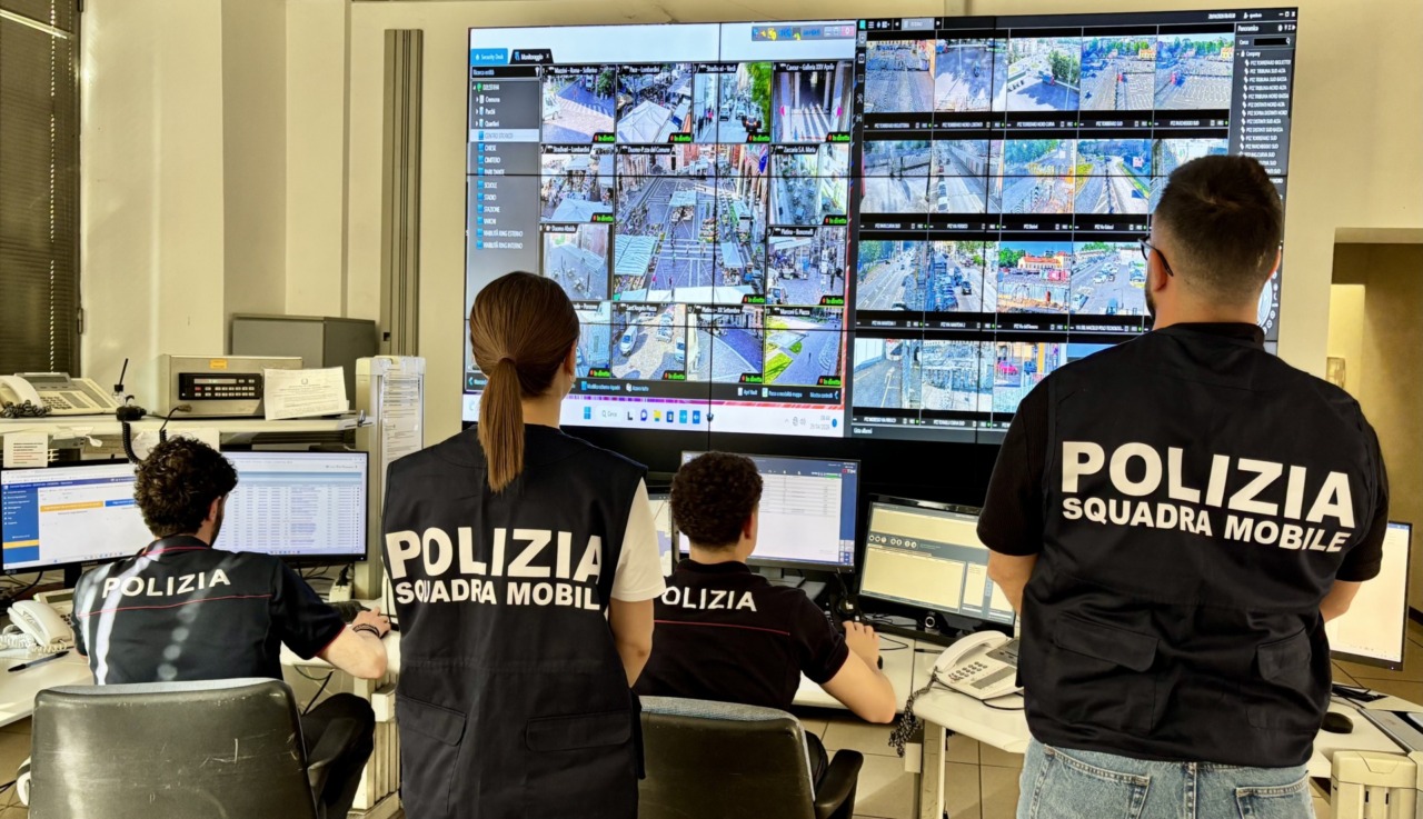 La polizia denuncia due persone per raggiri online e telefonici