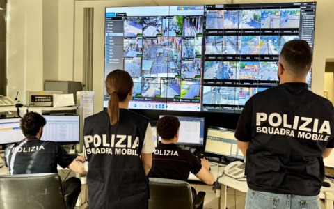 La polizia denuncia due persone per raggiri online e telefonici