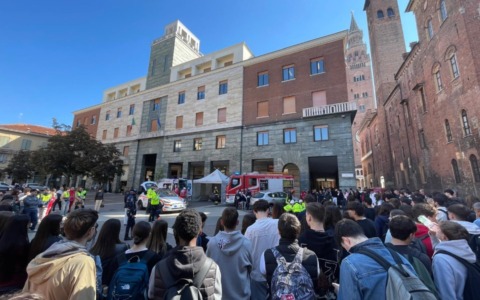 350 studenti in piazza per la sicurezza stradale: il ricordo di Elisa diventa impegno concreto