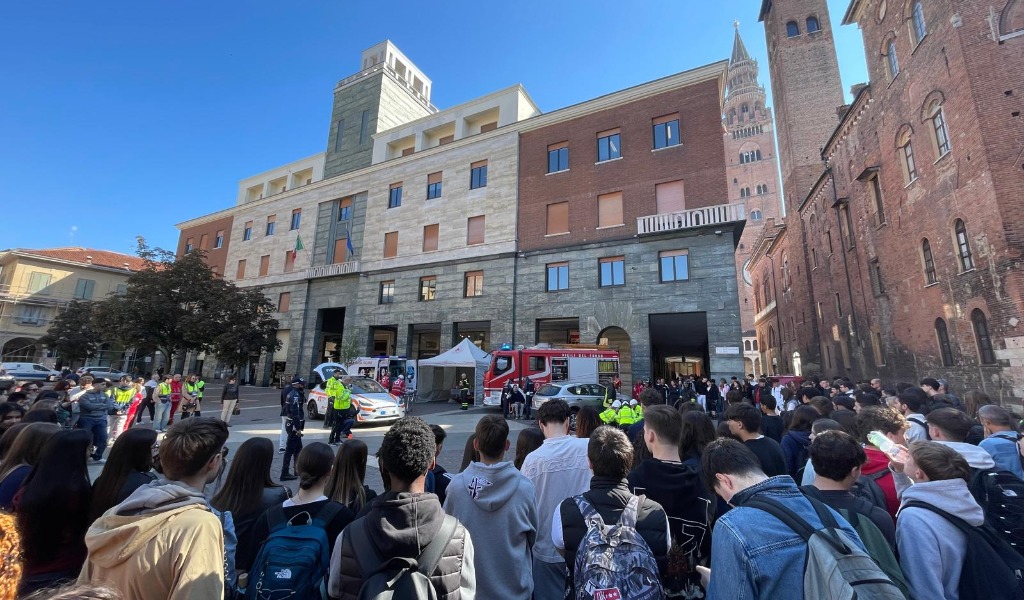 350 studenti in piazza per la sicurezza stradale: il ricordo di Elisa diventa impegno concreto