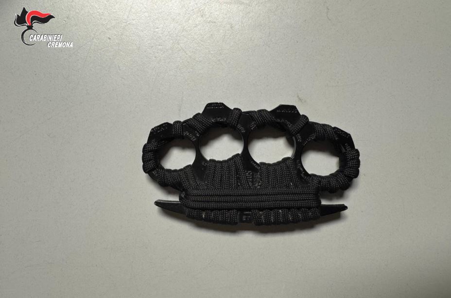 Sorpreso con un tirapugni in auto: denunciato un 59enne