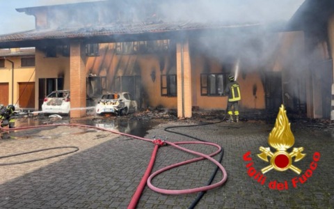 Incendio divora cascinale: cinque appartamenti inagibili e due auto distrutte