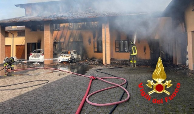 Incendio divora cascinale: cinque appartamenti inagibili e due auto distrutte