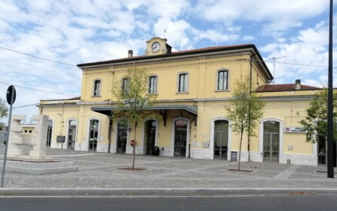 Allarme degrado e furti alla stazione ferroviaria di Crema
