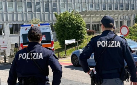 Dà in scandescenze al pronto soccorso di Cremona: calci alle porte e insulti dopo il “No” al ricovero