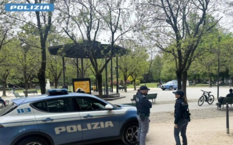 Violenta lite in Piazza Roma: colpisce un connazionale con una bottiglia poi si dà alla fuga