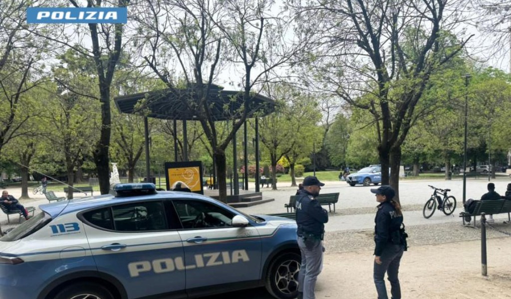 Violenta lite in Piazza Roma: colpisce un connazionale con una bottiglia poi si dà alla fuga
