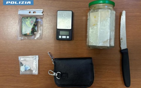 Giovani tunisini fermati nella notte: sorpresi con hashish, cocaina e bilancino
