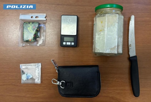 Giovani tunisini fermati nella notte: sorpresi con hashish, cocaina e bilancino