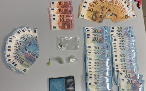 Trovato in possesso di droga e contanti: diciannovenne denunciato
