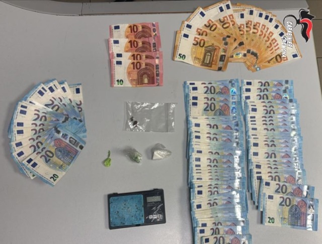 Trovato in possesso di droga e contanti: diciannovenne denunciato